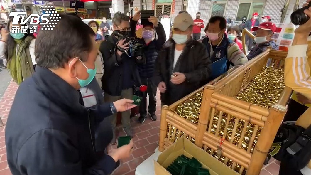 紫南宮發虎年招財錢母!狂湧10萬人潮 頭香去年就來排
