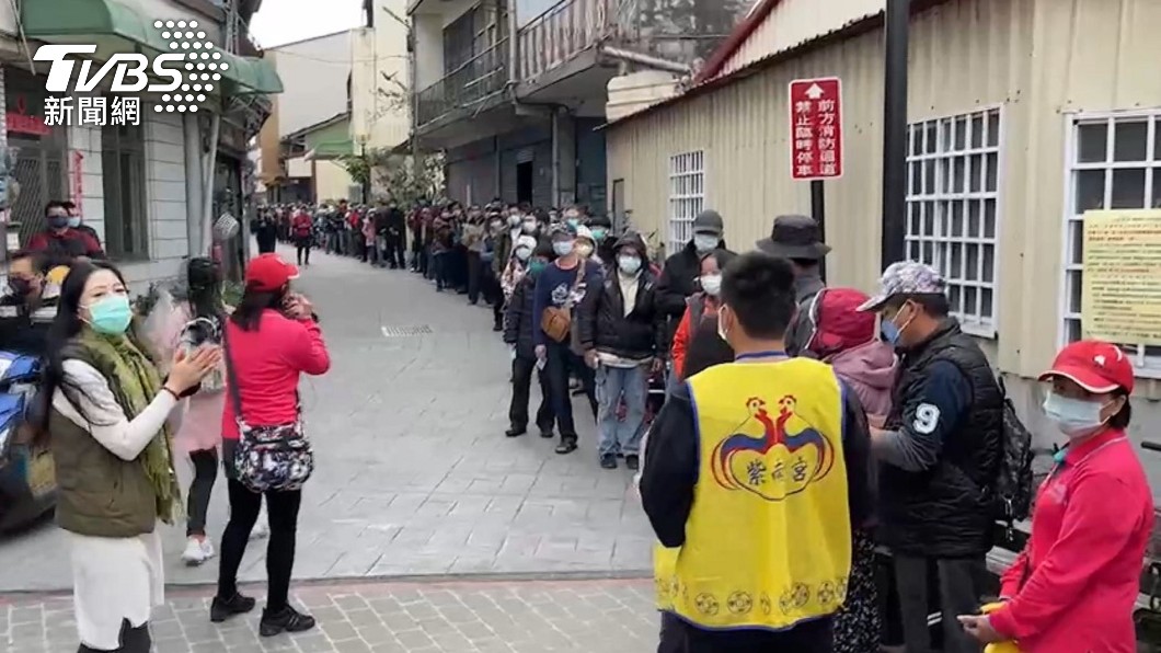 排隊人潮綿延將近10公里。（圖／TVBS）