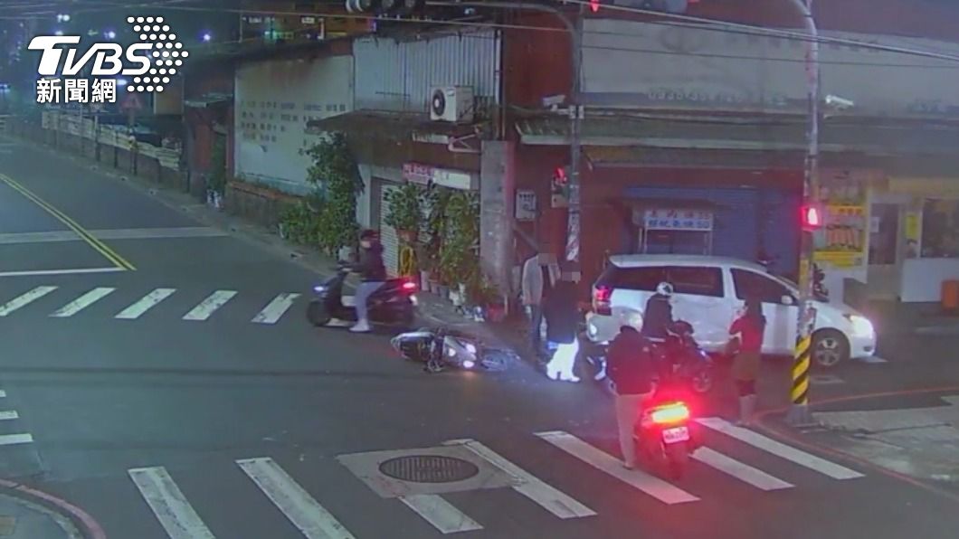 不少民眾幫忙擋車。(圖/TVBS)
