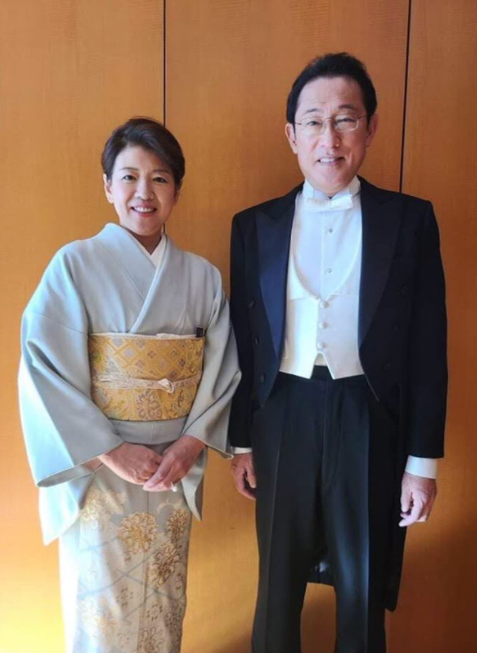 岸田首相夫婦今日參加皇居舉行的「新年祝賀之儀」。（圖／翻攝自@kantei推特）