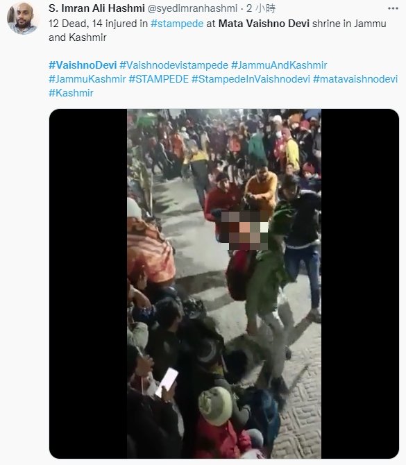 民眾把失去意識的傷者抬離現場。（圖／翻攝自S. Imran Ali Hashmi 推特 @syedimranhashmi）