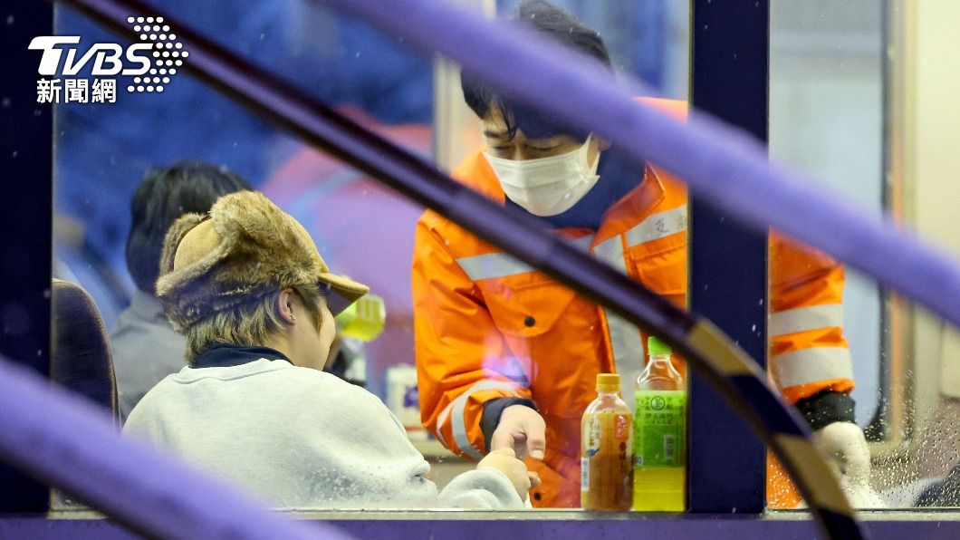 悲慘跨年夜！日本大雪樹塌卡鐵軌　乘客被迫電車內迎曙光