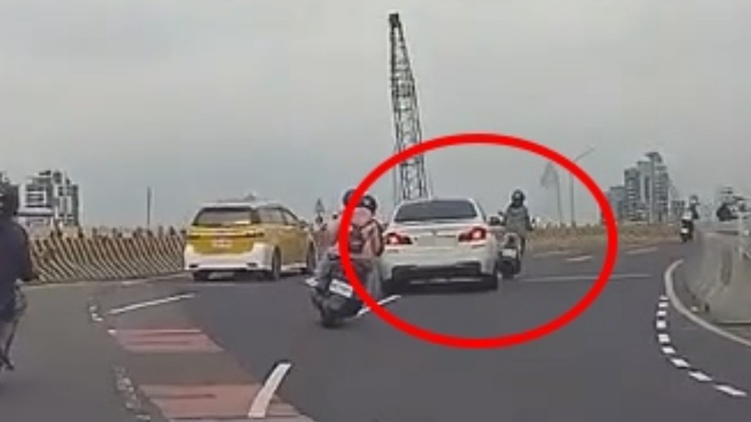 白車疑似距離沒抓好碰撞機車。（圖／Facebook 中永和人俱樂部）