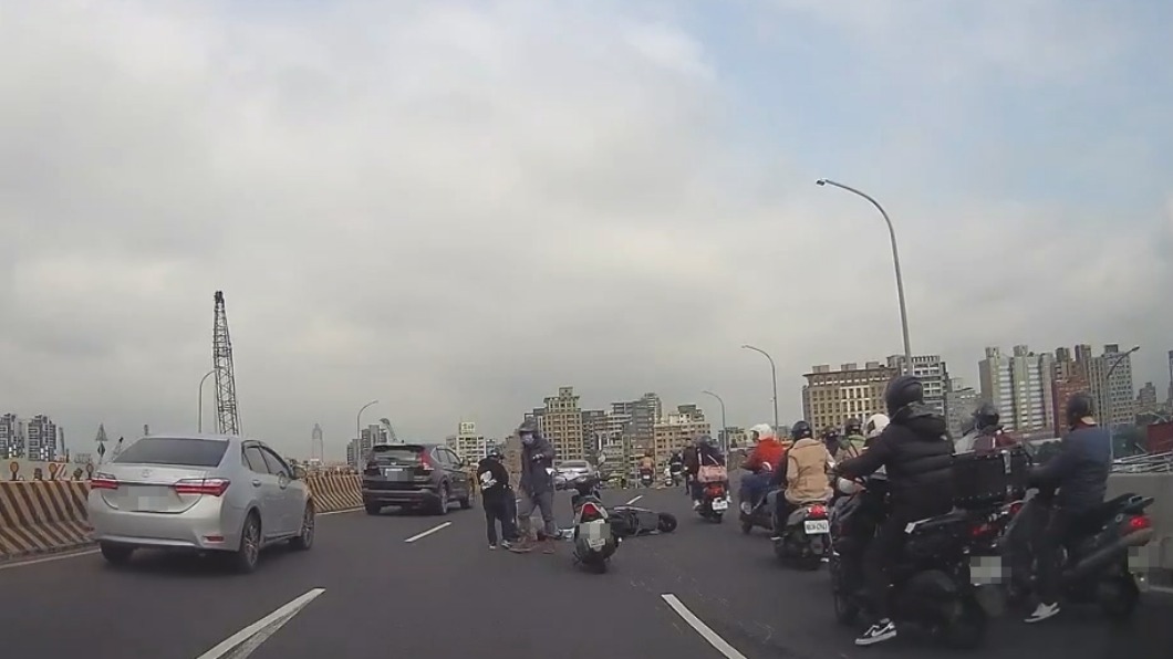 其他民眾停下車輛幫忙擋車。（圖／Facebook 中永和人俱樂部）