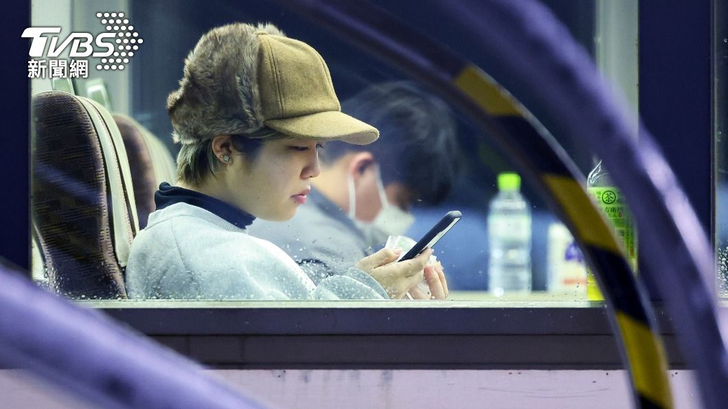 受困車內的旅客一臉疲憊。（圖／達志影像美聯社）