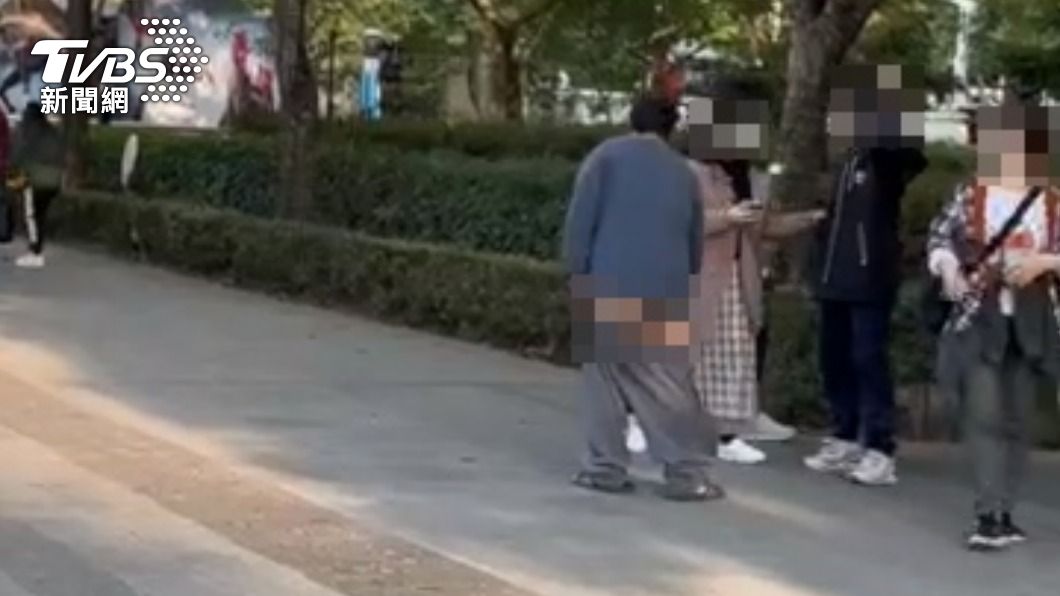 男子途中見到女孩子就直接脫褲。（圖／民眾提供）