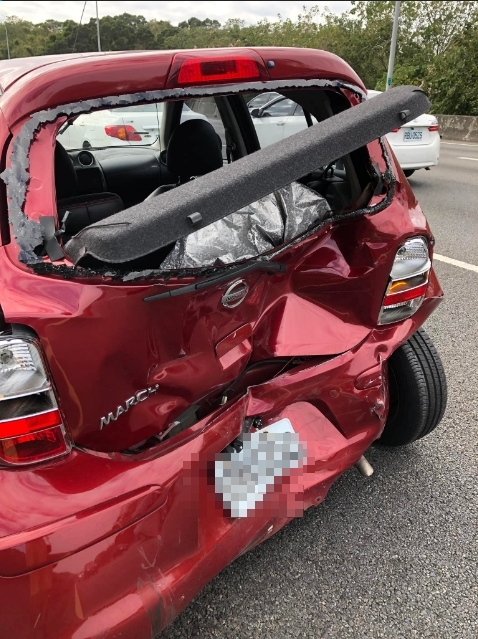 車損情況。(圖/翻攝自爆廢公社)