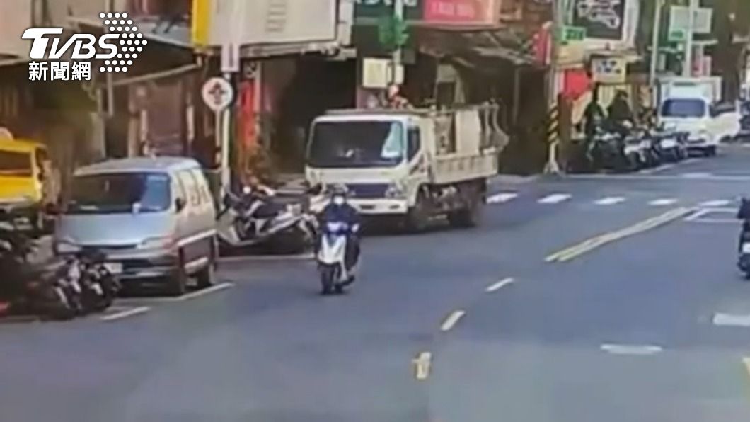 資源回收車開過路口後車頭往右偏移。(圖/TVBS)
