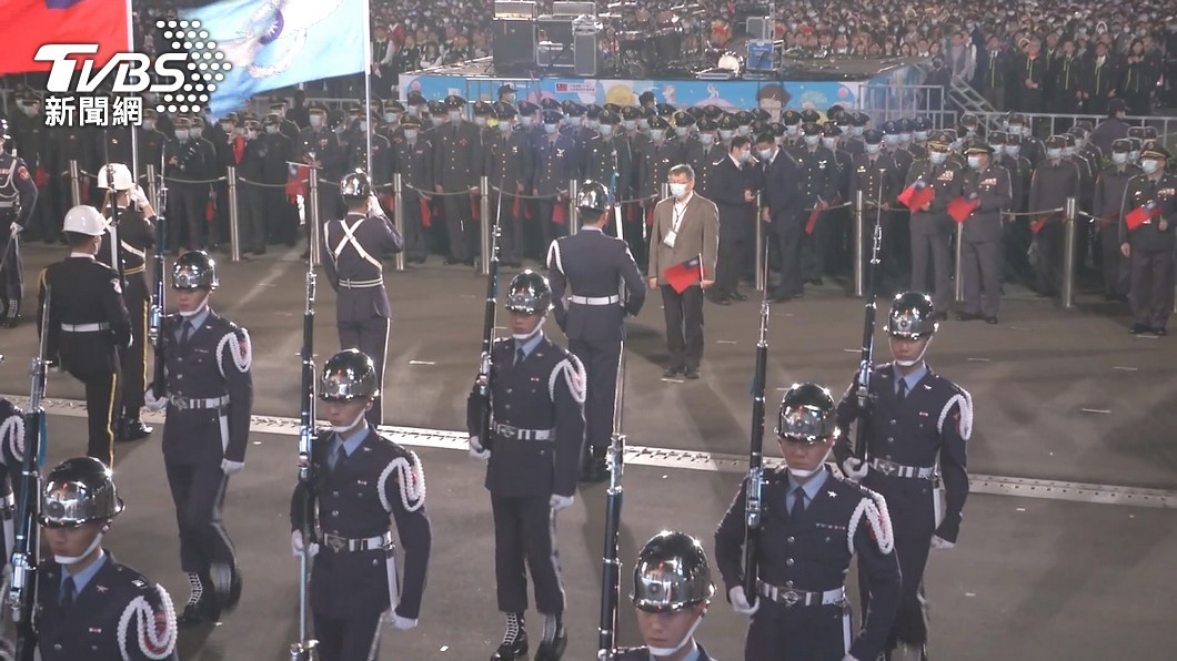 台北市長柯文哲出席元旦升旗，在寒風中看儀隊操演被戲稱「閱兵」。（圖／TVBS）