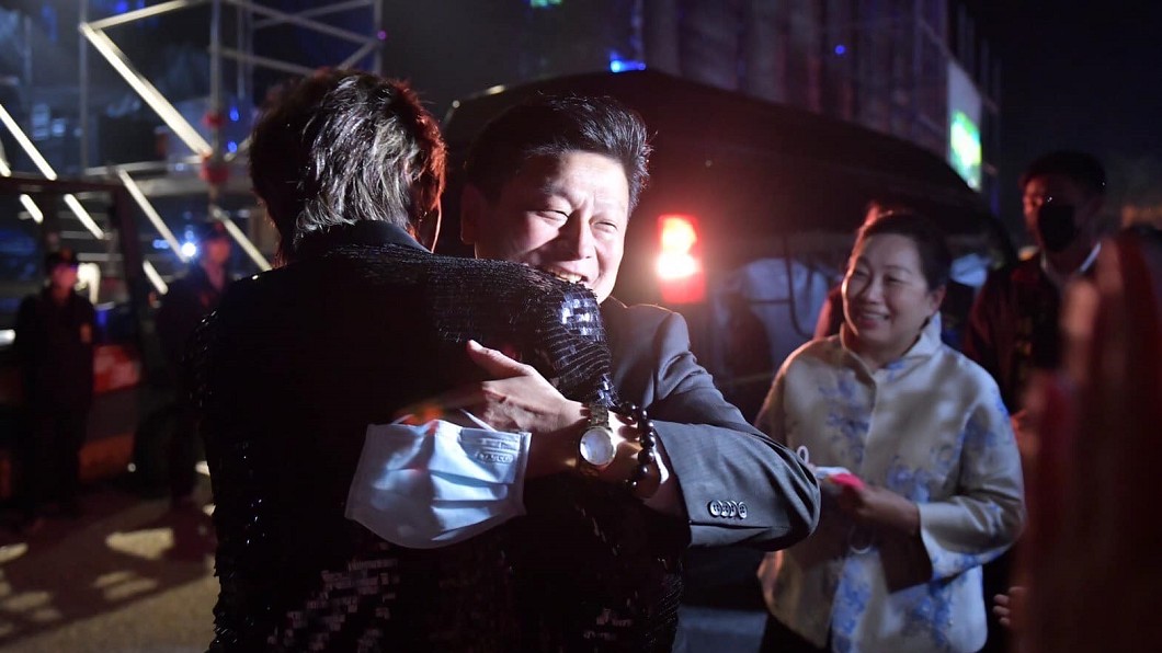 羅志祥復出首唱獻花蓮 傅崐萁力挺送祝福:永遠留一盞燈