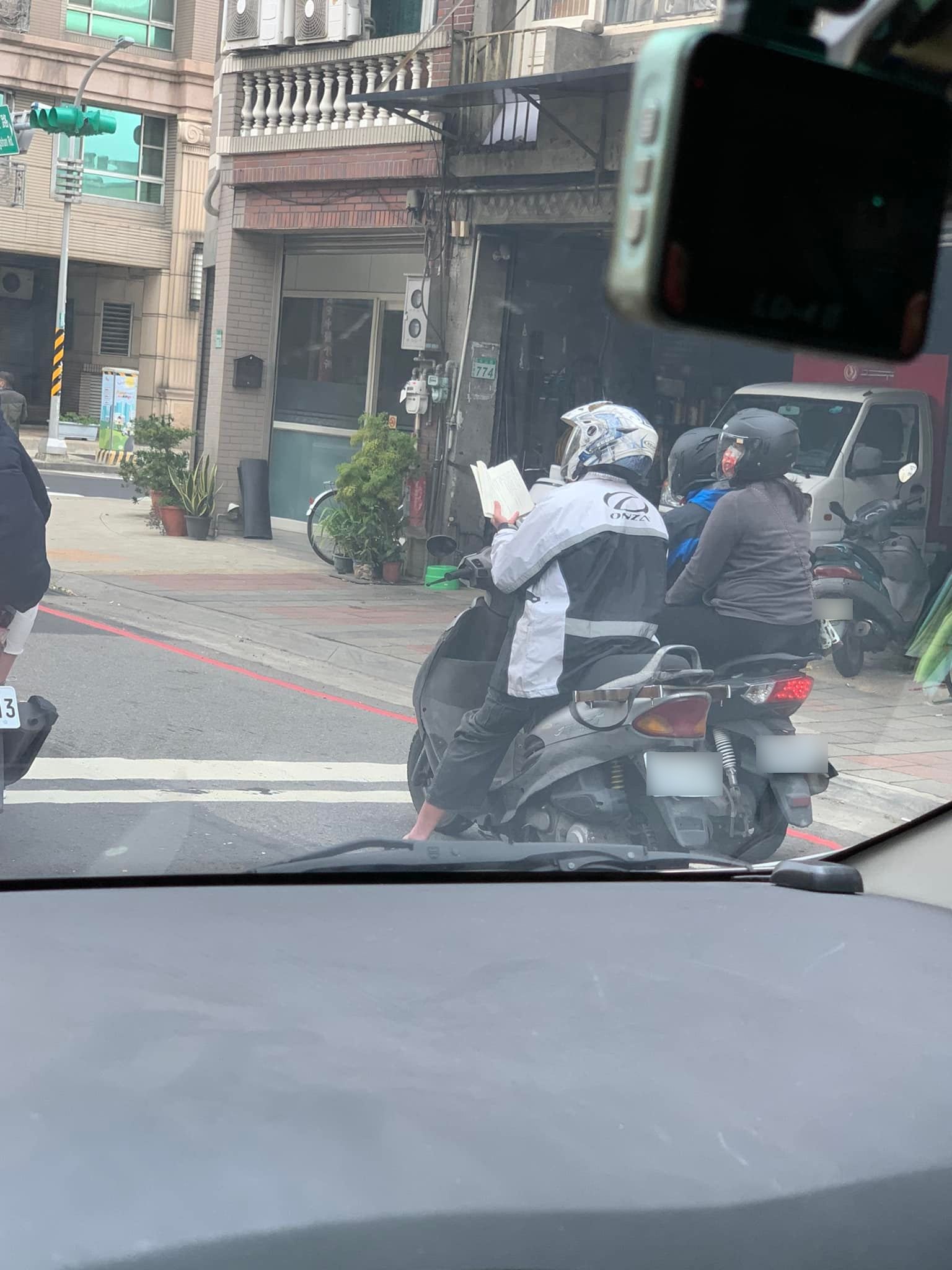 原PO驚訝，「等紅燈玩手機的很多，書的還是第一次遇到。」（圖／翻攝自爆廢公社公開版）