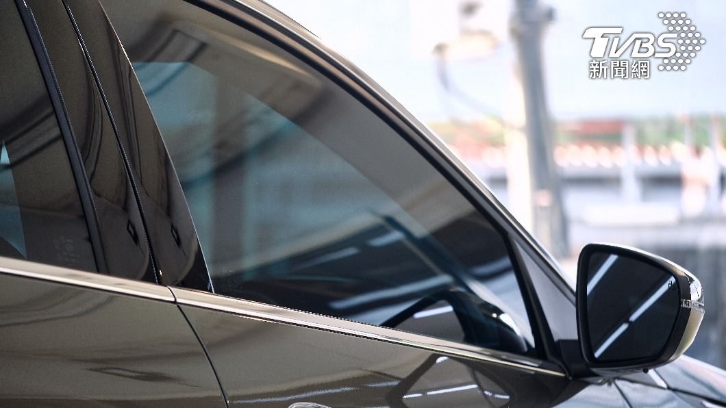 有網友指出此搖桿為手動搖車窗的裝置。(示意圖/shutterstock達志影像)