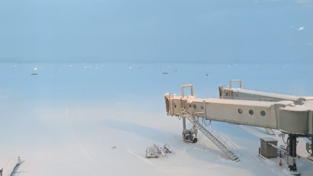 北海道暴雪機場跑道遭埋 航班取消民眾新年回不了家