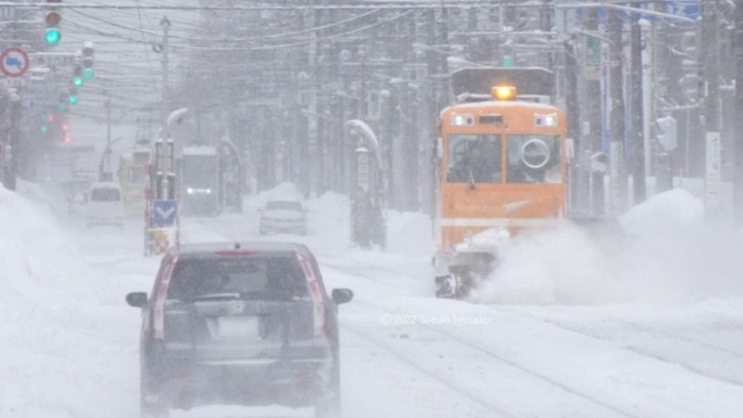 北海道下暴雪有168班電車停駛。（圖／翻攝自@Suzuki_Syusaku推特）