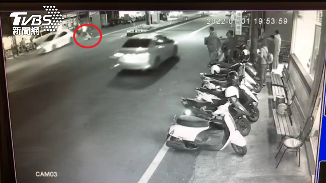 沈男酒醉坐在車道上,隨後被車輛輾斃。(圖/讀者提供)