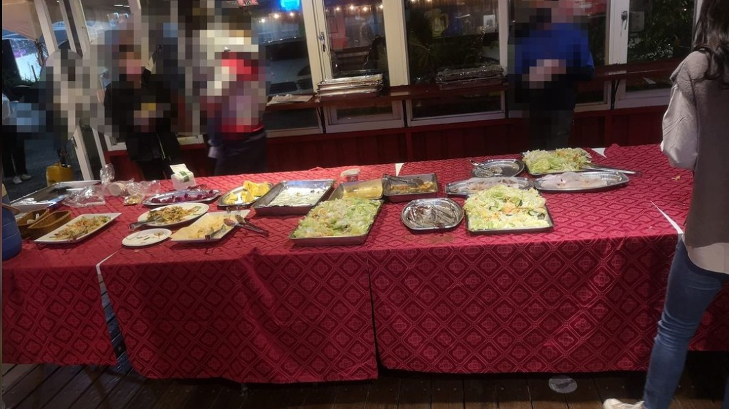 跨年吃到飽1399/人 她氣炸踩到雷:淪難民搶菜