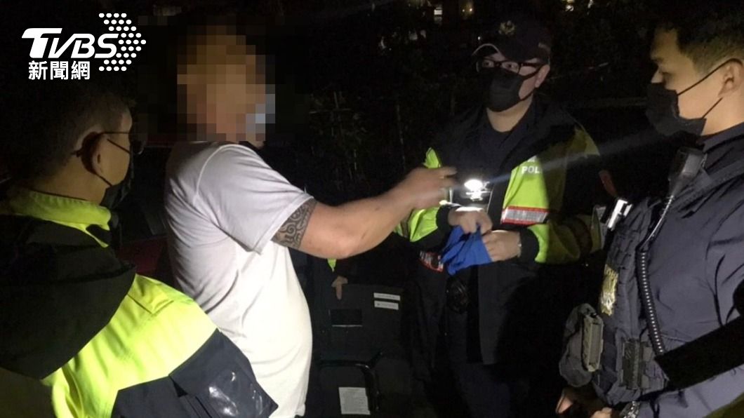 男子警方逮捕。（圖／TVBS）