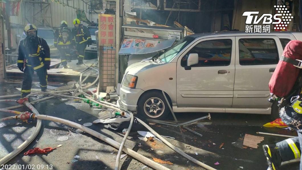 台中市北區梅亭街一間透天厝滷味店,今(2)早發生氣爆意外。(圖/消防提供)