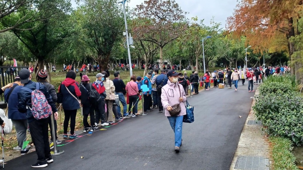 為目睹韓國瑜風采，韓粉們一早就到大安森林公園排隊。（圖／翻攝韓國瑜臉書）