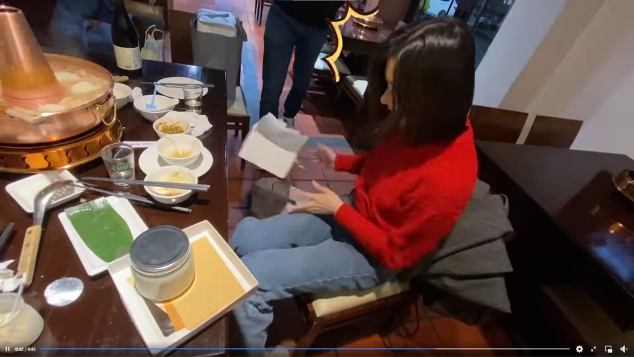 林逸欣禮物拆到一半，突然將盒子丟出去。（圖／翻攝自林逸欣臉書）