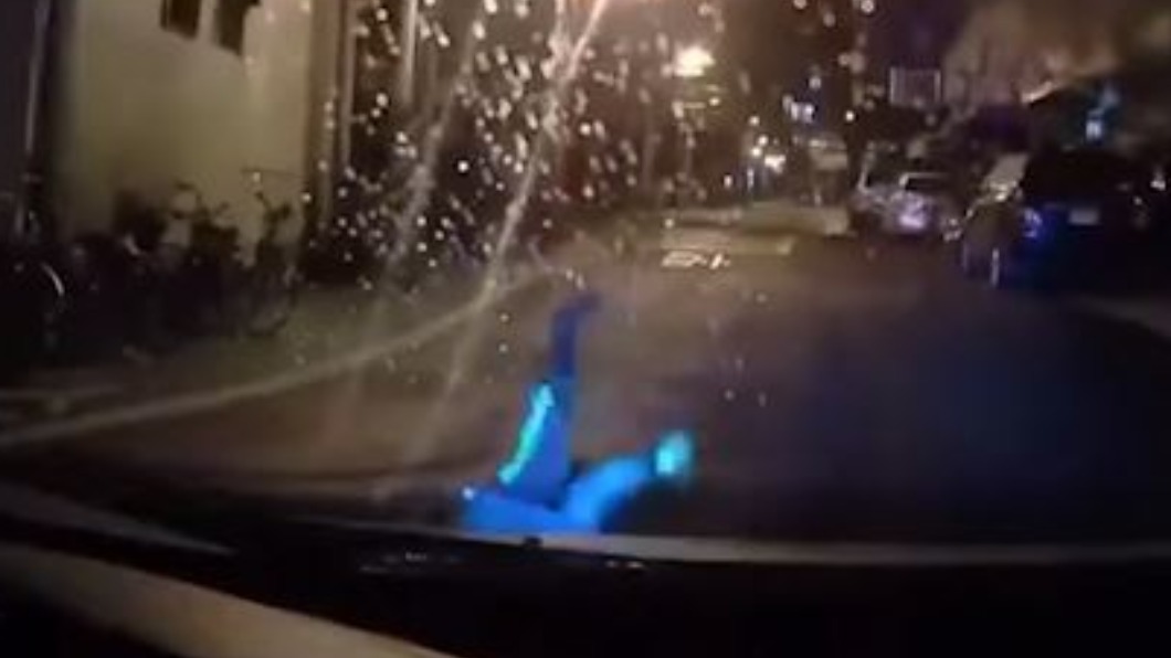 出事了阿母！8歲男童不給牽路上亂跑　轎車煞不及撞噴
