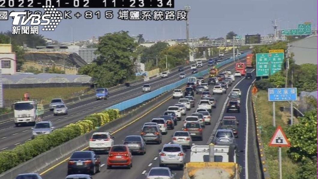 上午11:15國1北向209.6公里處發生2小客車追撞事故占用內車道並於11:23分排除,造成回堵2公里。(圖/高公局)
