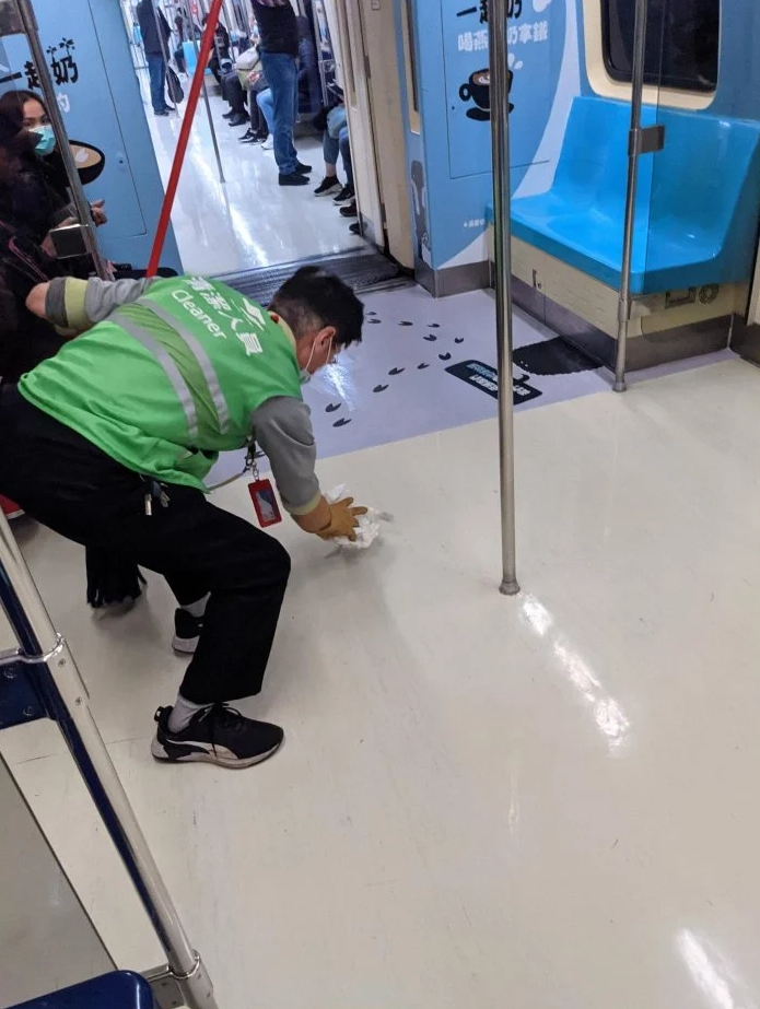 網友目擊捷運清潔員工處理飲料打翻的過程。（圖／翻攝自Dcard）