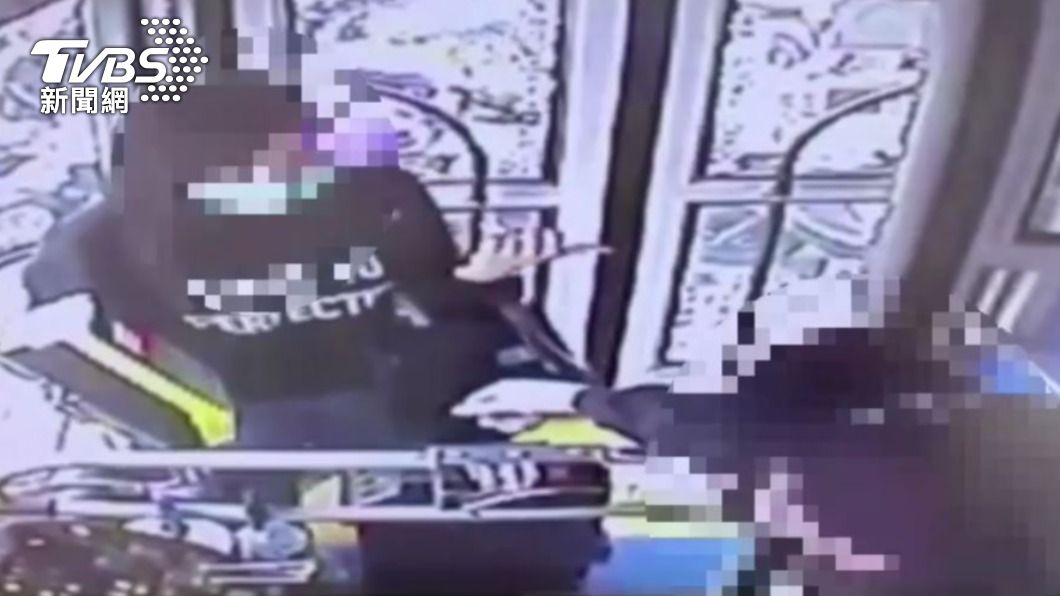 客運伸鹹豬手!男襲正妹臀不認 辯:車頓一下手自然往前