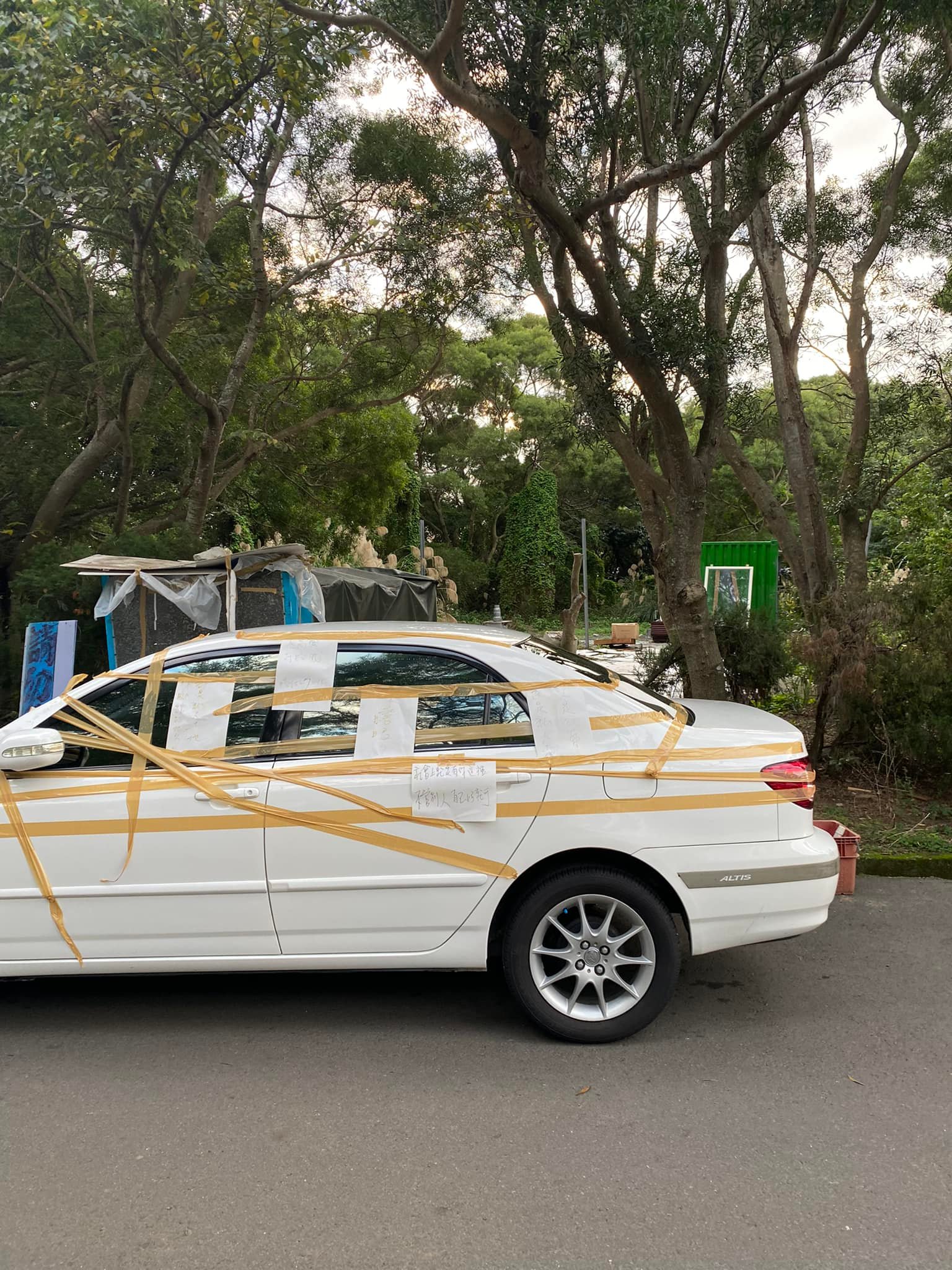 登山民眾亂停車擋出入,遭地主用膠帶綑綁車身,並留下紙條指責。(圖/翻攝自陳姓民眾臉書)