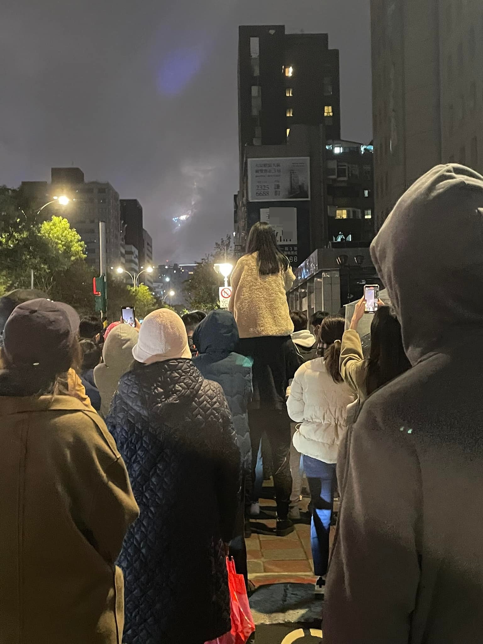 女子跨在同行男子身上。(圖/翻攝自爆廢公社二館)