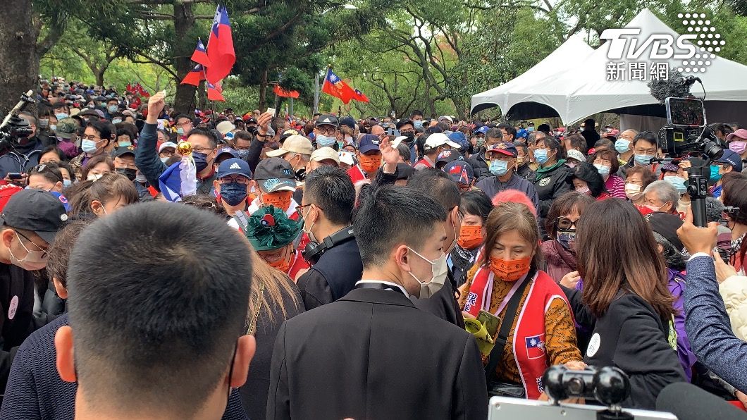 韓粉支持者擠爆大安森林公園。(圖/TVBS)