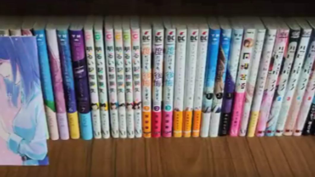 原本書櫃都被書本塞滿。(圖/翻攝自@PFgeminiman 推特)