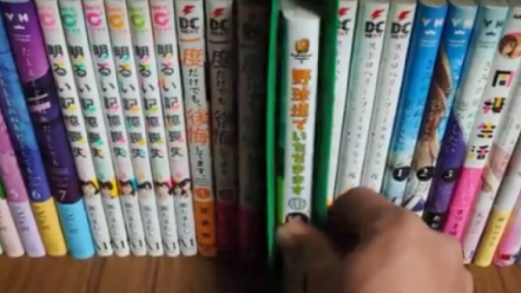 原本被塞爆的書櫃因為此工具可以再放入一本書。(圖/翻攝自@PFgeminiman 推特)