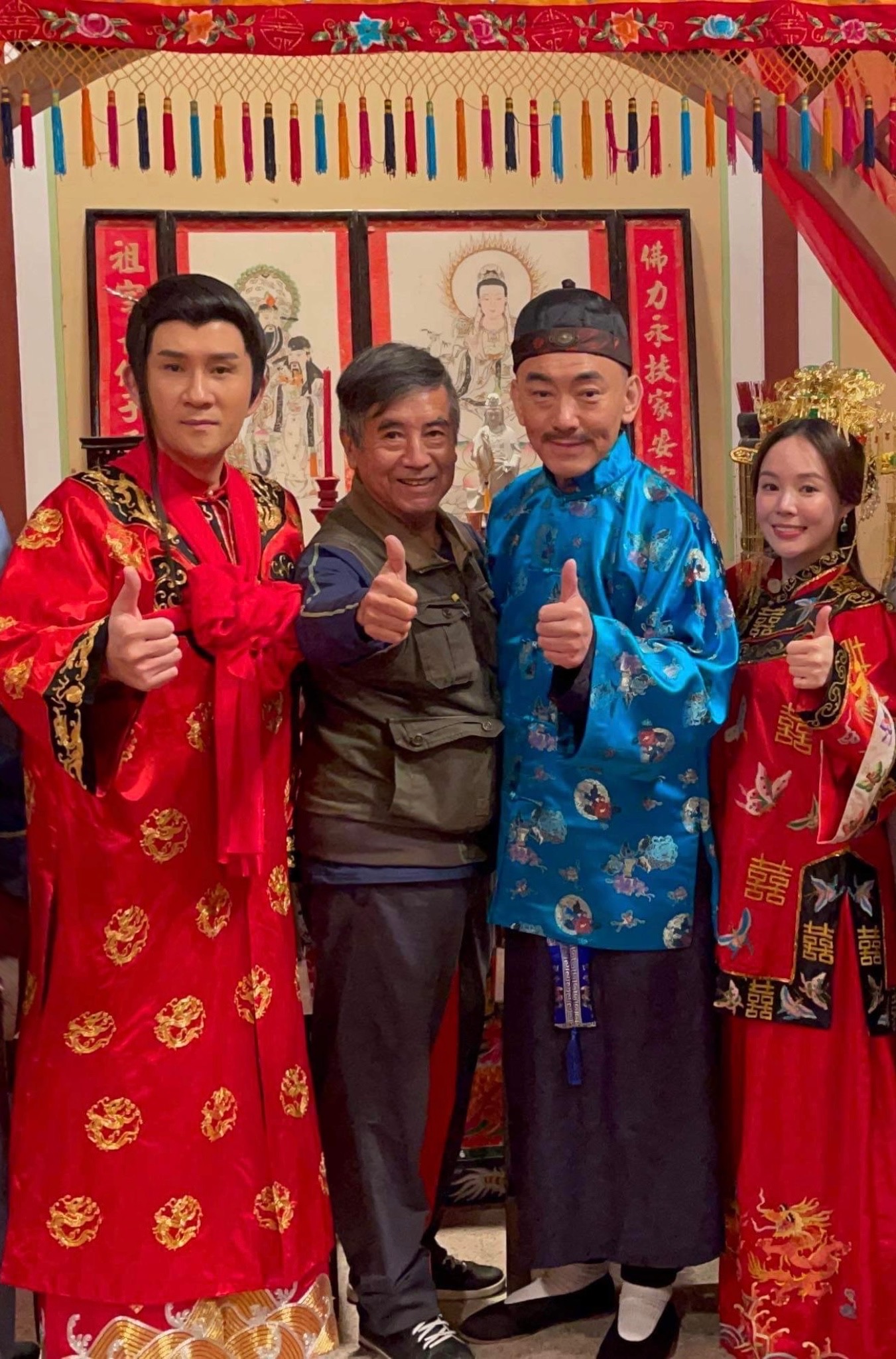 (左起)車冠德、導演龍冠武、徐亨、波波蓁開心在片場拍照。(圖/民視提供)