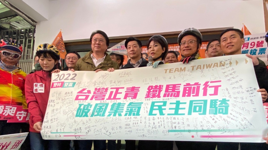 由民進黨正國會立委陳亭妃號召的「台灣正青」鐵馬隊,今(2)日來到無黨籍立委林昶佐服務處,為林昶佐的反罷免集氣加油。(圖/陳亭妃辦公室提供)