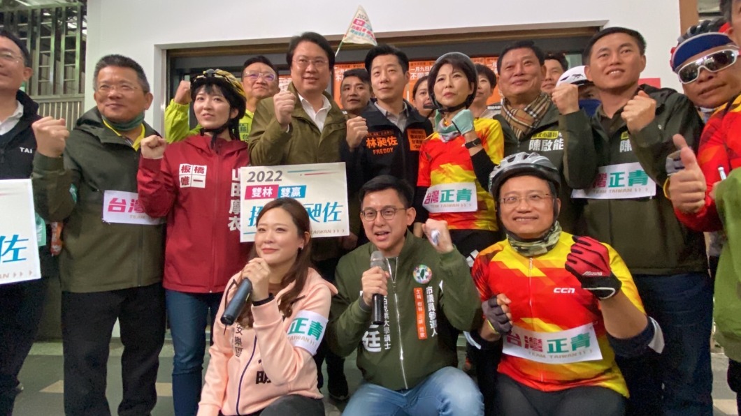 由民進黨正國會立委陳亭妃號召的「台灣正青」鐵馬隊,今(2)日來到無黨籍立委林昶佐服務處,為林昶佐的反罷免集氣加油。(圖/陳亭妃辦公室提供)