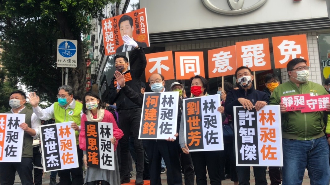 民進黨立院黨團有超過30人,為林昶佐站台,包含總召柯建銘也曾來陪同站路口,展現大團結。(圖/TVBS)