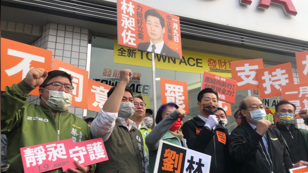 民進黨團今站路口聲援林昶佐。(圖/TVBS)