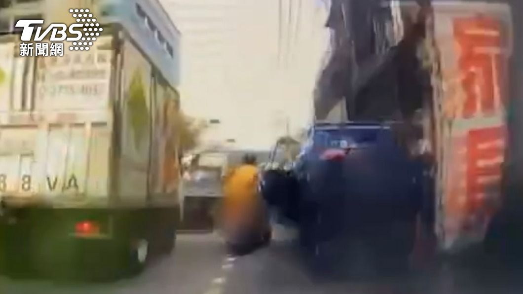 路邊小貨車司機突然打開車門。(圖/TVBS)