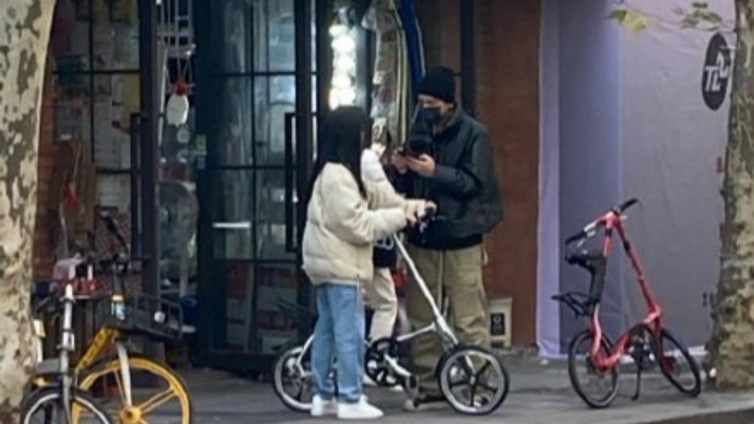 王大陸與蔡卓宜在路邊佇足。(圖/翻攝自南蠻叔微博)