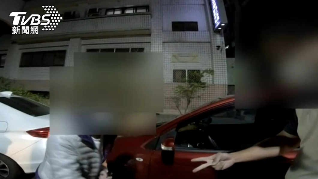 1男1女為爭奪一個停車位互不相讓，警方要兩人猜拳，贏的才可以停。（圖／警方提供）