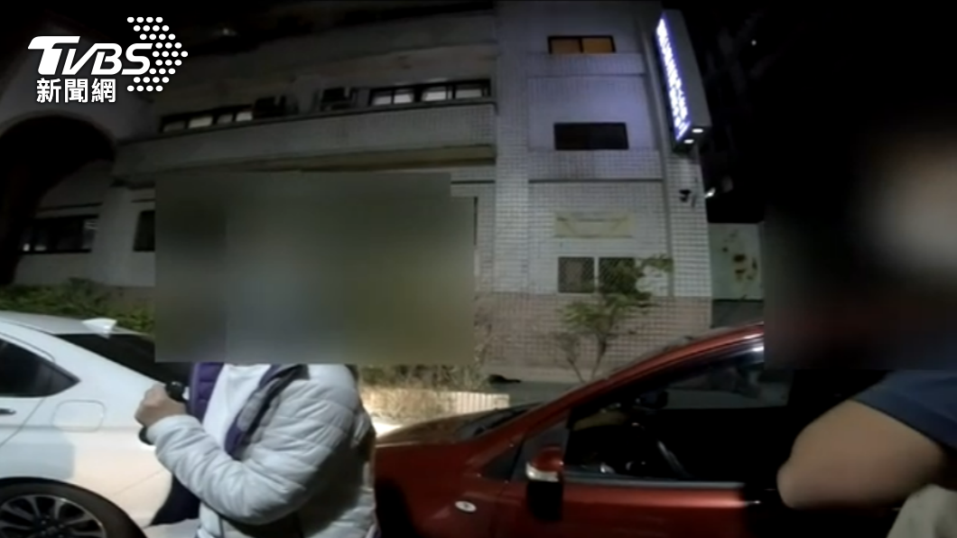 1男1女為爭奪一個停車位互不相讓,警方要兩人猜拳定輸贏。(圖/警方提供)