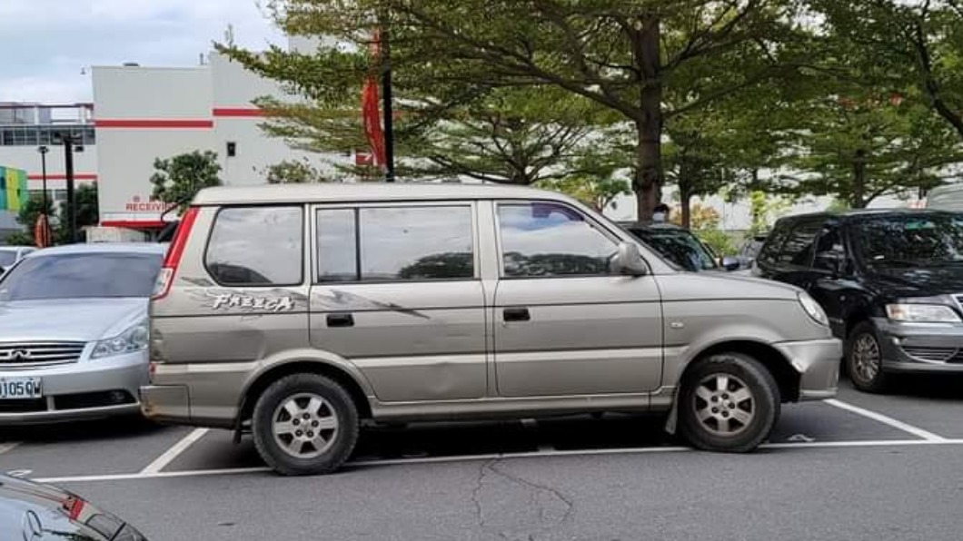 你只想到自己! 停車場三寶橫停擋2車 手機還關機找嘸人