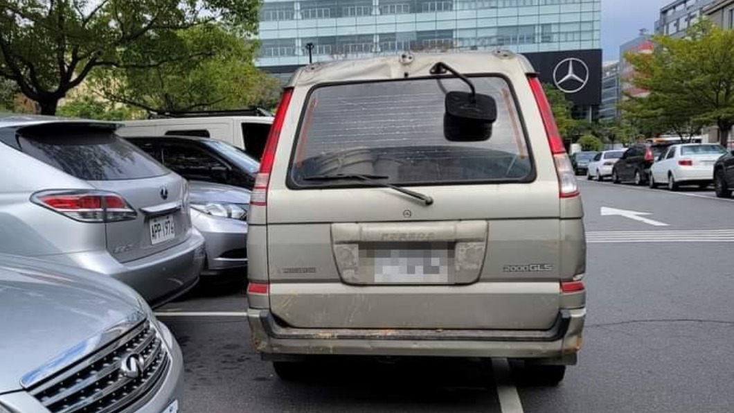 民眾表示，車主電話關機根本找不到人。（圖／翻攝自爆料公社 臉書）