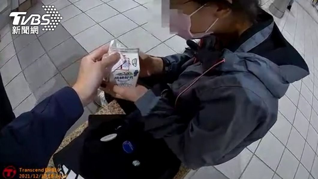 員警去買來溫牛奶及御飯糰給女大生果腹。(圖/TVBS)
