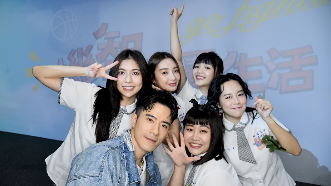 JR紀言愷與學生打成一片,坦言拍戲現場永遠都超歡樂。(圖/LiTV、 TVBS提供)