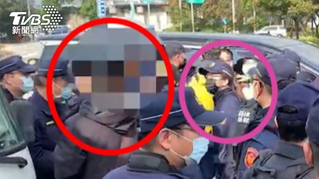 近千名黑衣人聚板殯!松聯幫主違停還罵三字經 女所長悍上銬