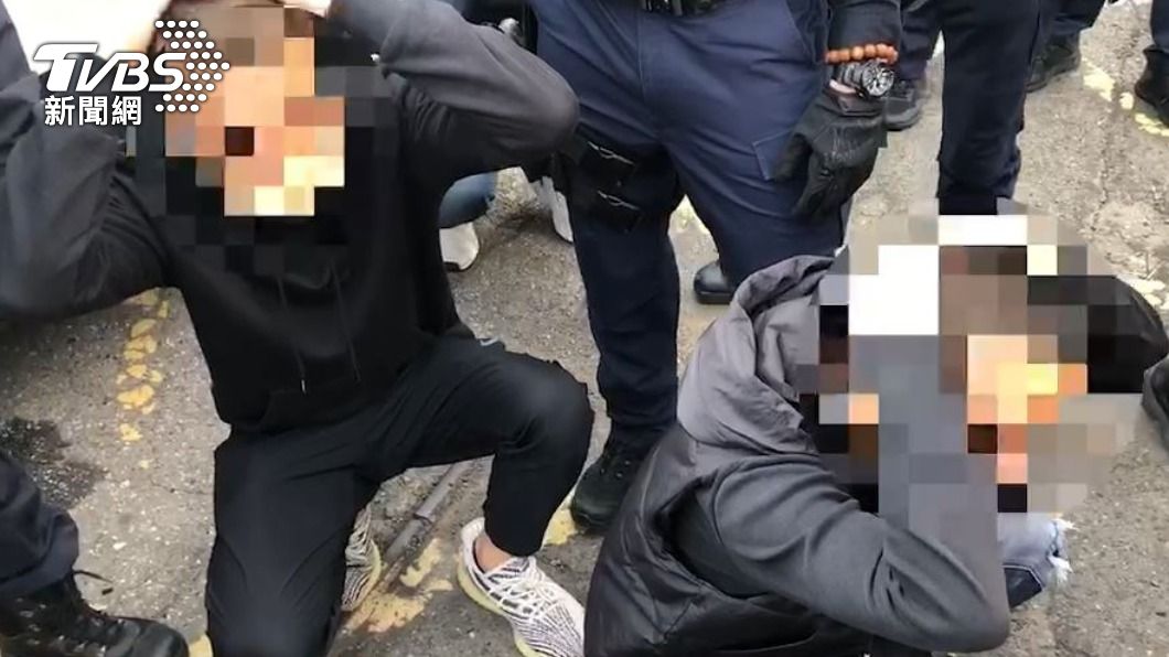 兩名小弟同樣遭警法辦。（圖／TVBS）