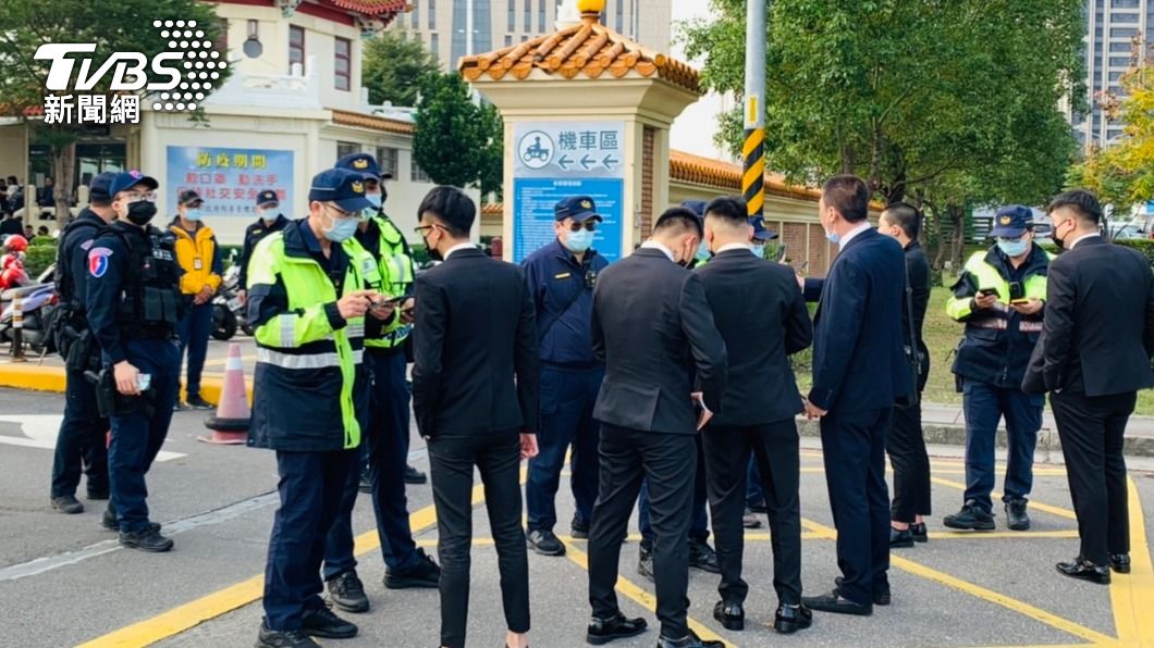 新北警共出動128名警力混合編組。（圖／TVBS）