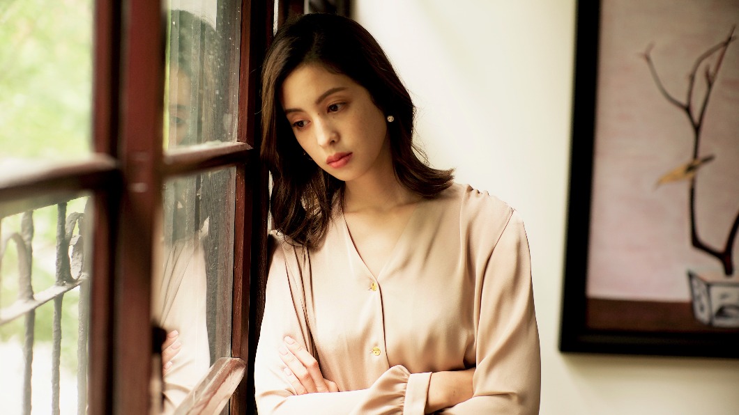 莫允雯身後的畫作為知名法國華裔畫家常玉的作品《花鳥》。(圖/牽猴子提供)